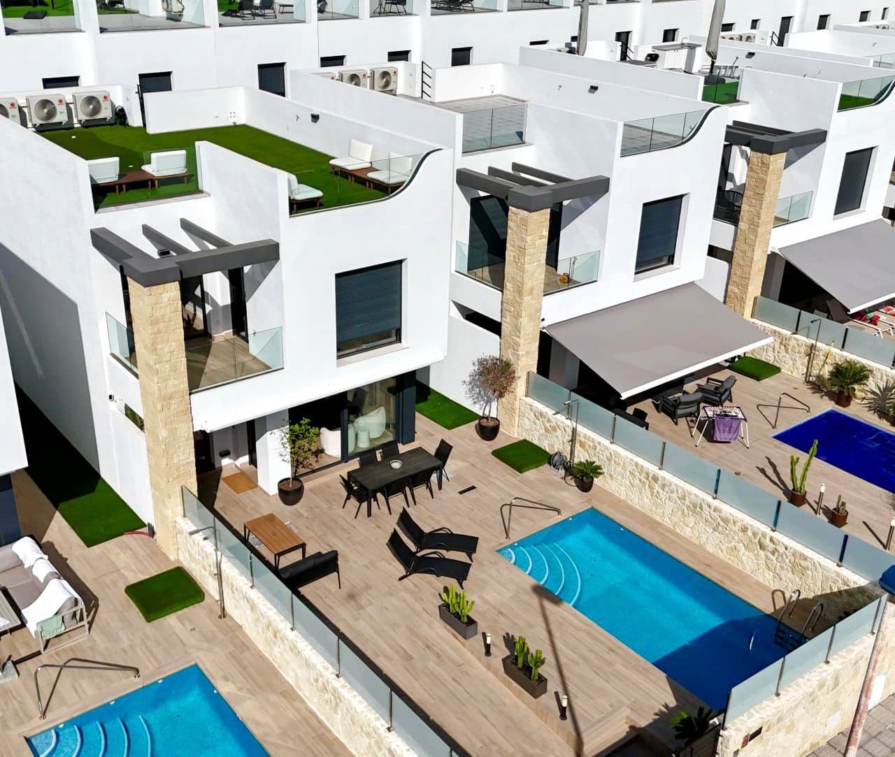 5 soveværelse Villa til salg i Punta Prima med swimmingpool garage - € 849.950 (Ref: 9319635)