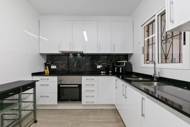 3 sypialnia Dom na sprzedaż w Playa Flamenca, Orihuela z basenem garażem - 285 000 € (Ref: 9500314)