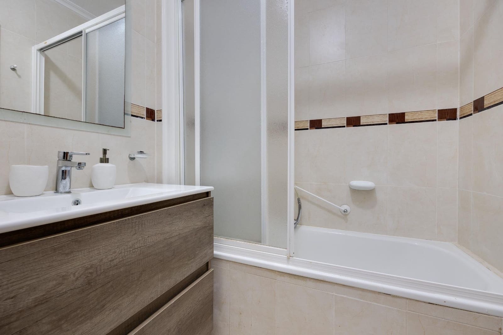 2 bedroom Penthouse for sale in Torrevieja with pool - € 145,000 (Ref: 9510145)