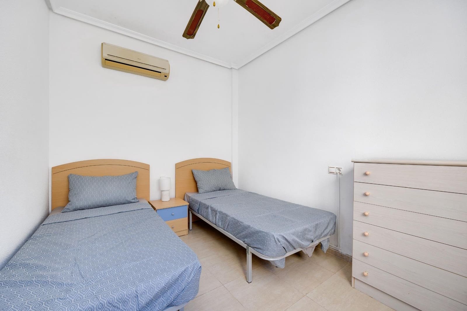 2 bedroom Penthouse for sale in Torrevieja with pool - € 145,000 (Ref: 9510145)