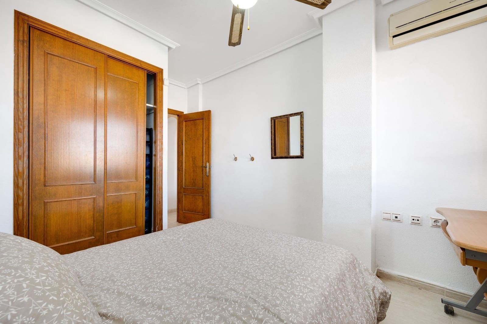 2 bedroom Penthouse for sale in Torrevieja with pool - € 145,000 (Ref: 9510145)