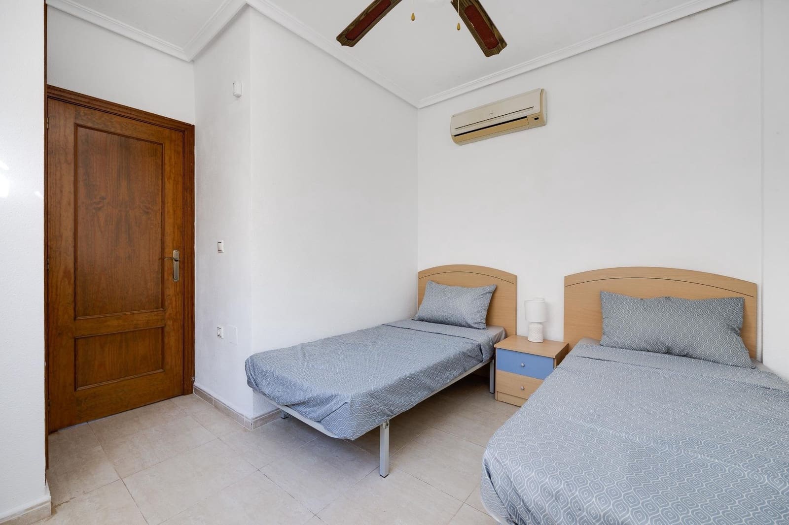 2 bedroom Penthouse for sale in Torrevieja with pool - € 145,000 (Ref: 9510145)