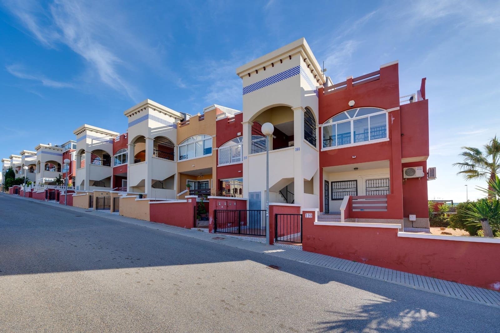 2 bedroom Penthouse for sale in Torrevieja with pool - € 145,000 (Ref: 9510145)