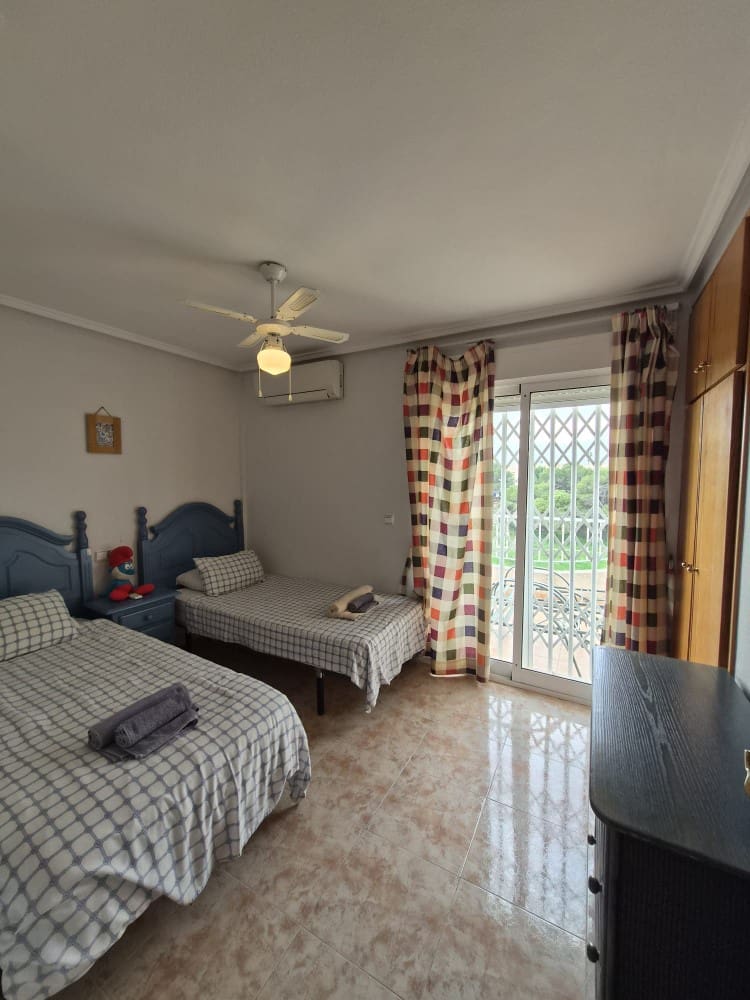 5 soveværelse Byhus til salg i Playa Flamenca med swimmingpool garage - € 278.000 (Ref: 9545930)