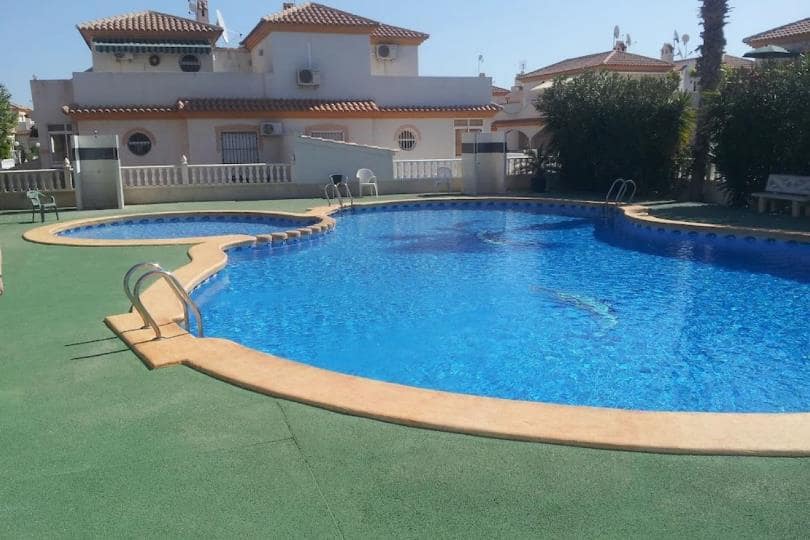 5 soveværelse Byhus til salg i Playa Flamenca med swimmingpool garage - € 278.000 (Ref: 9545930)