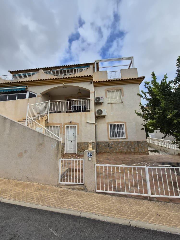 5 bedroom Townhouse for sale in Playa Flamenca with pool garage - € 278,000 (Ref: 9545930)