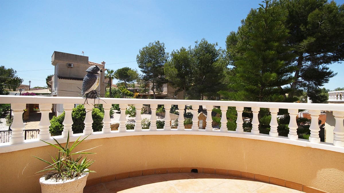 4 bedroom Villa for sale in Villamartin with pool - € 345,000 (Ref: 9550196)