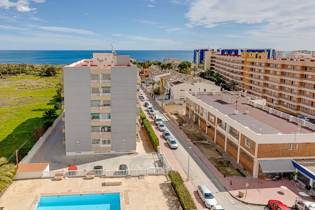 2 slaapkamer Appartement te koop in Punta Prima met zwembad garage - € 189.900 (Ref: 9559513)