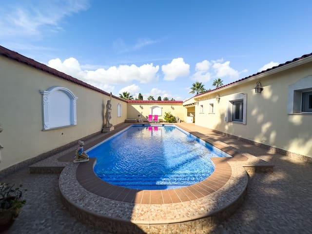 4 makuuhuone Huvila myytävänä paikassa Playa Flamenca, Orihuela mukana uima-altaan 
autotalli - 1 490 000 € (Ref: 9559685)