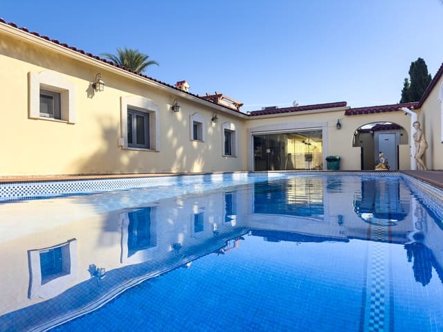 4 makuuhuone Huvila myytävänä paikassa Playa Flamenca, Orihuela mukana uima-altaan 
autotalli - 1 490 000 € (Ref: 9559685)