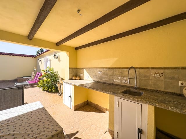 4 makuuhuone Huvila myytävänä paikassa Playa Flamenca, Orihuela mukana uima-altaan 
autotalli - 1 490 000 € (Ref: 9559685)