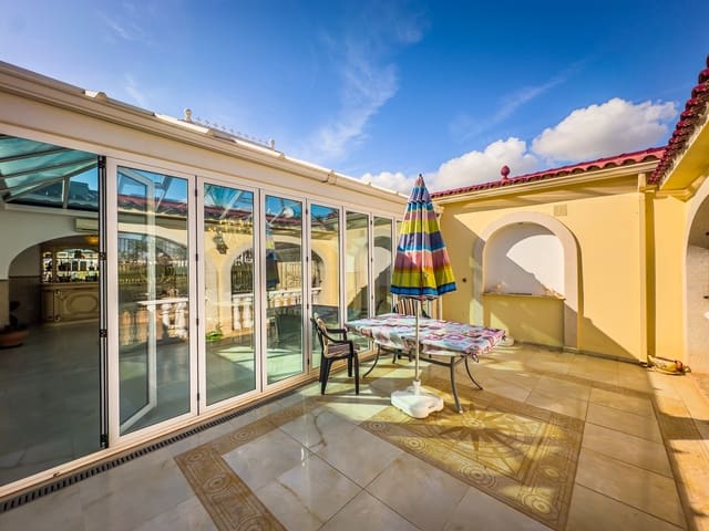 4 makuuhuone Huvila myytävänä paikassa Playa Flamenca, Orihuela mukana uima-altaan 
autotalli - 1 490 000 € (Ref: 9559685)