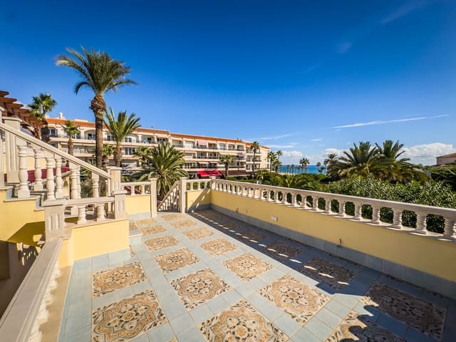 4 makuuhuone Huvila myytävänä paikassa Playa Flamenca, Orihuela mukana uima-altaan 
autotalli - 1 490 000 € (Ref: 9559685)