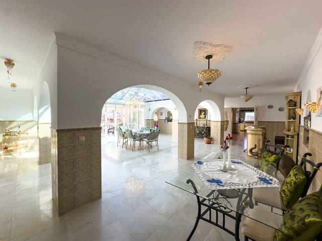 4 makuuhuone Huvila myytävänä paikassa Playa Flamenca, Orihuela mukana uima-altaan 
autotalli - 1 490 000 € (Ref: 9559685)