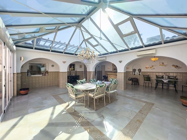 4 makuuhuone Huvila myytävänä paikassa Playa Flamenca, Orihuela mukana uima-altaan 
autotalli - 1 490 000 € (Ref: 9559685)