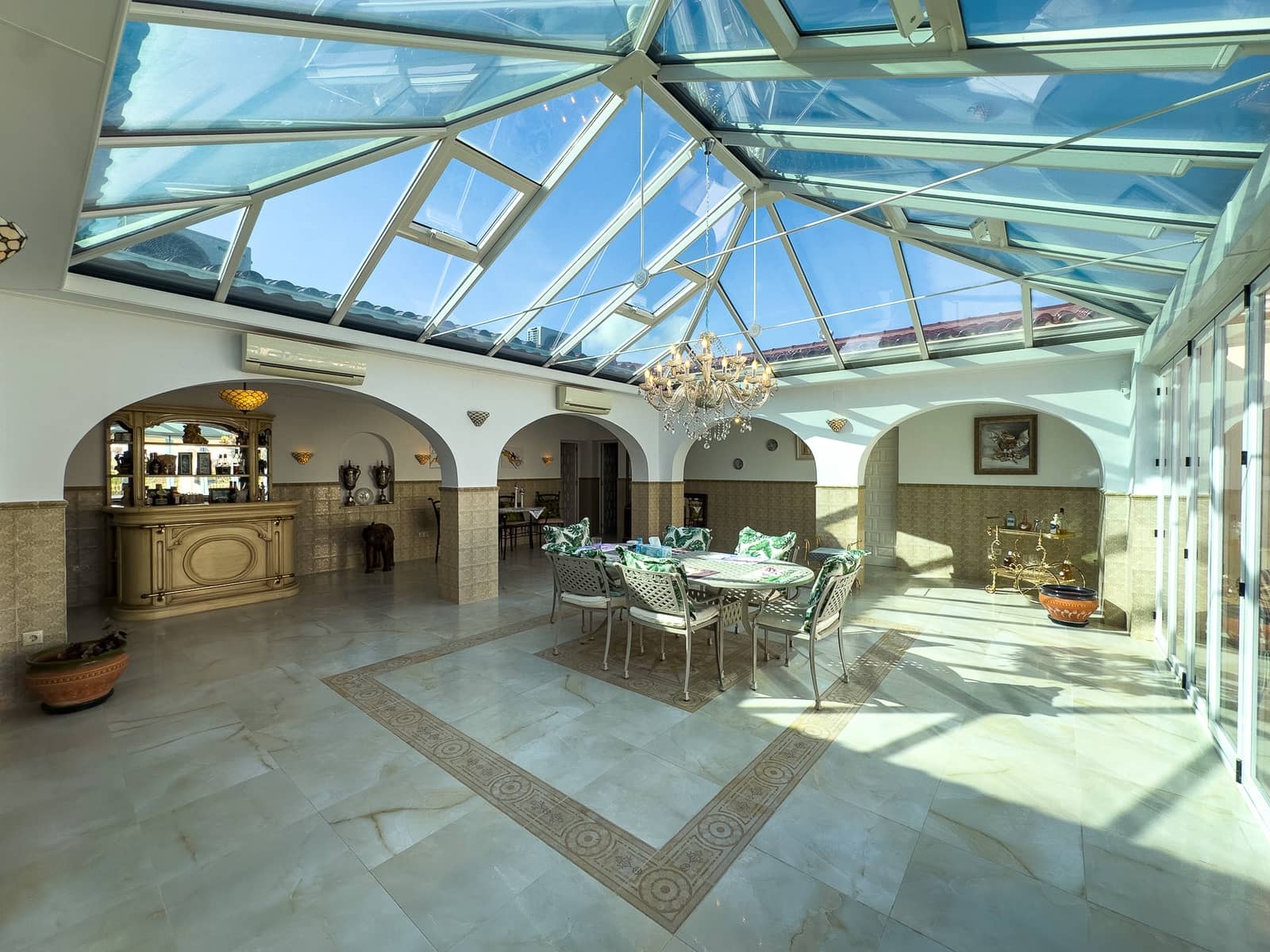 4 makuuhuone Huvila myytävänä paikassa Playa Flamenca mukana uima-altaan 
autotalli - 1 490 000 € (Ref: 9559685)