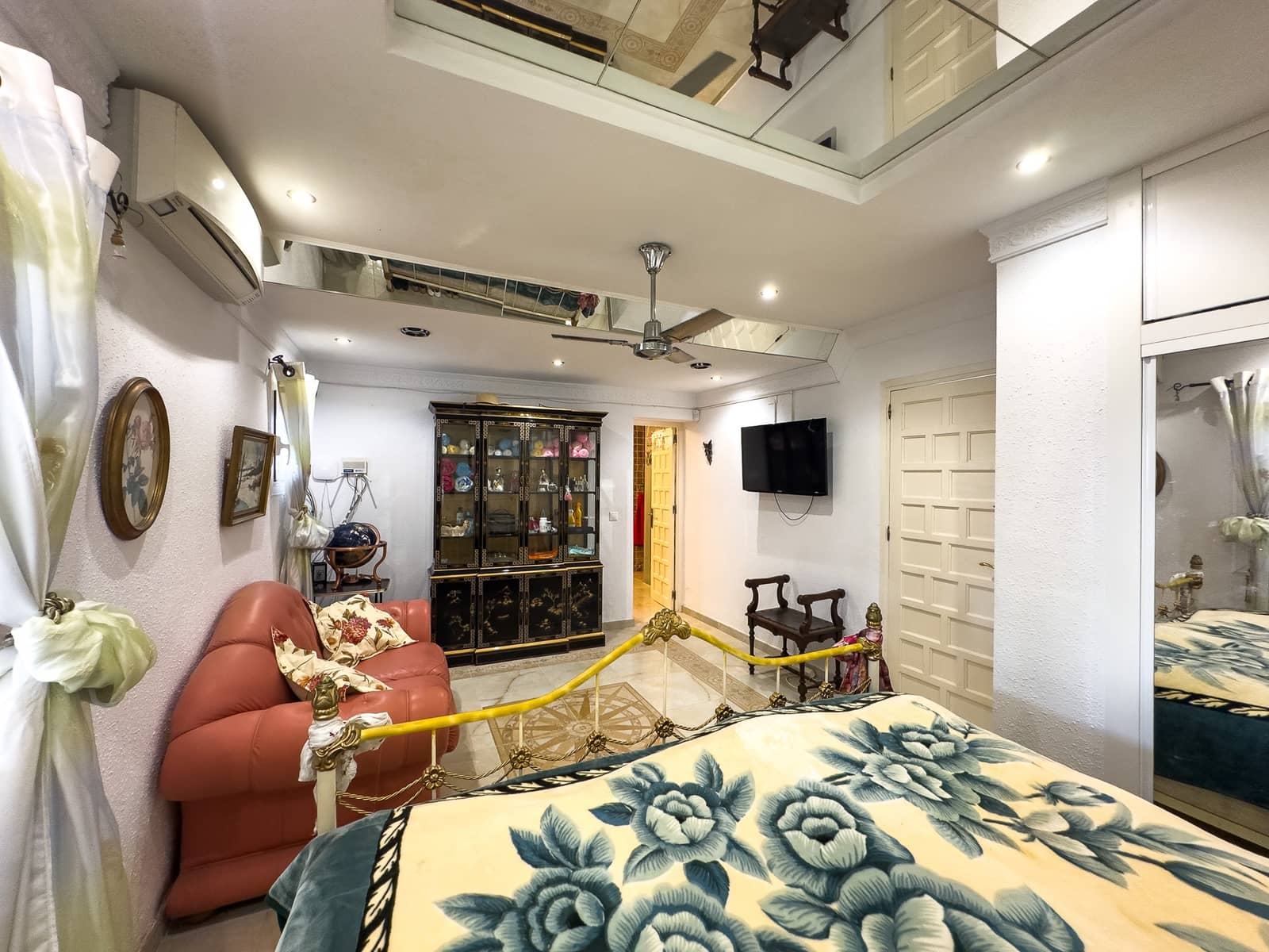 4 makuuhuone Huvila myytävänä paikassa Playa Flamenca mukana uima-altaan 
autotalli - 1 490 000 € (Ref: 9559685)