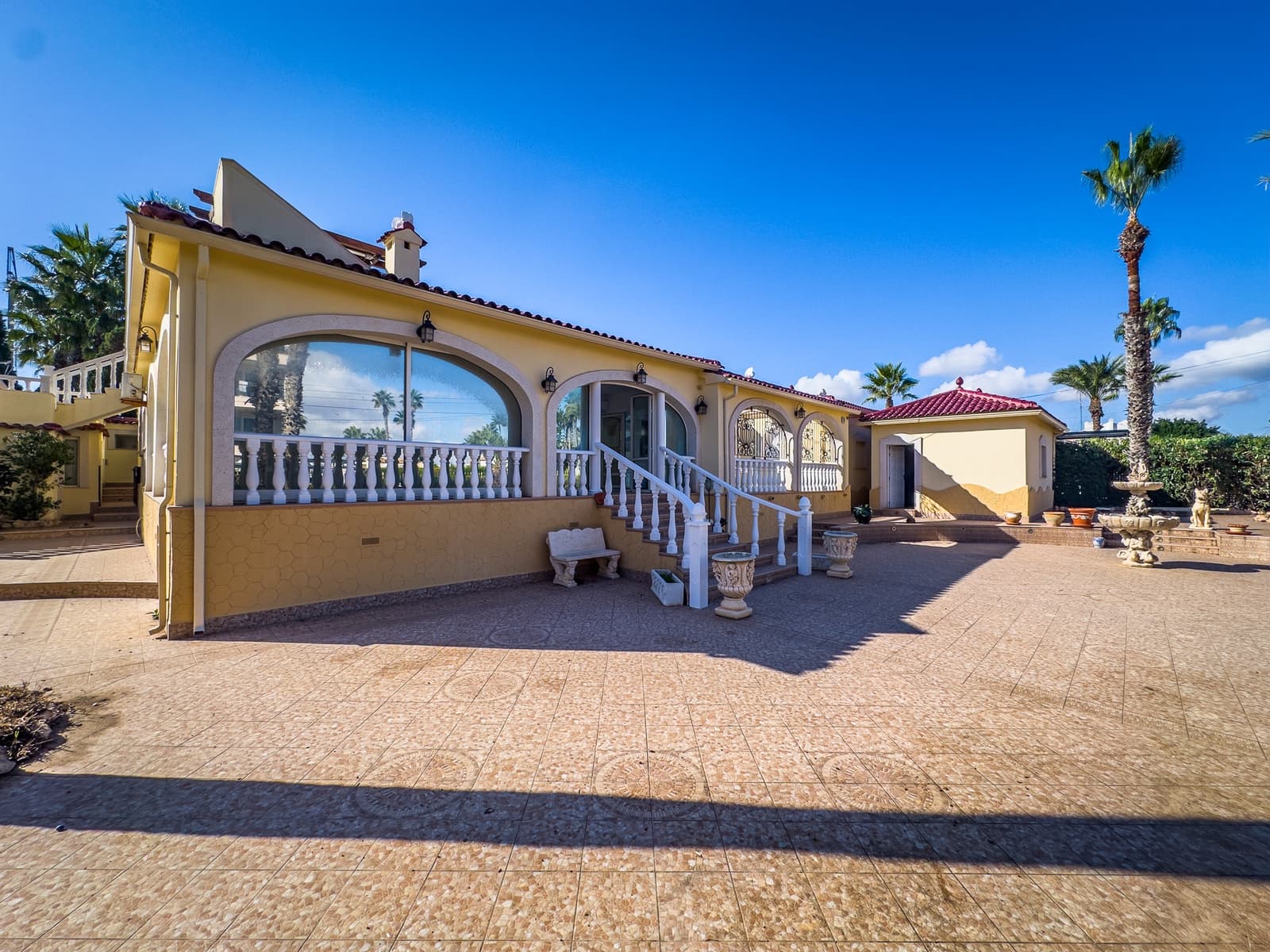 4 makuuhuone Huvila myytävänä paikassa Playa Flamenca mukana uima-altaan 
autotalli - 1 490 000 € (Ref: 9559685)