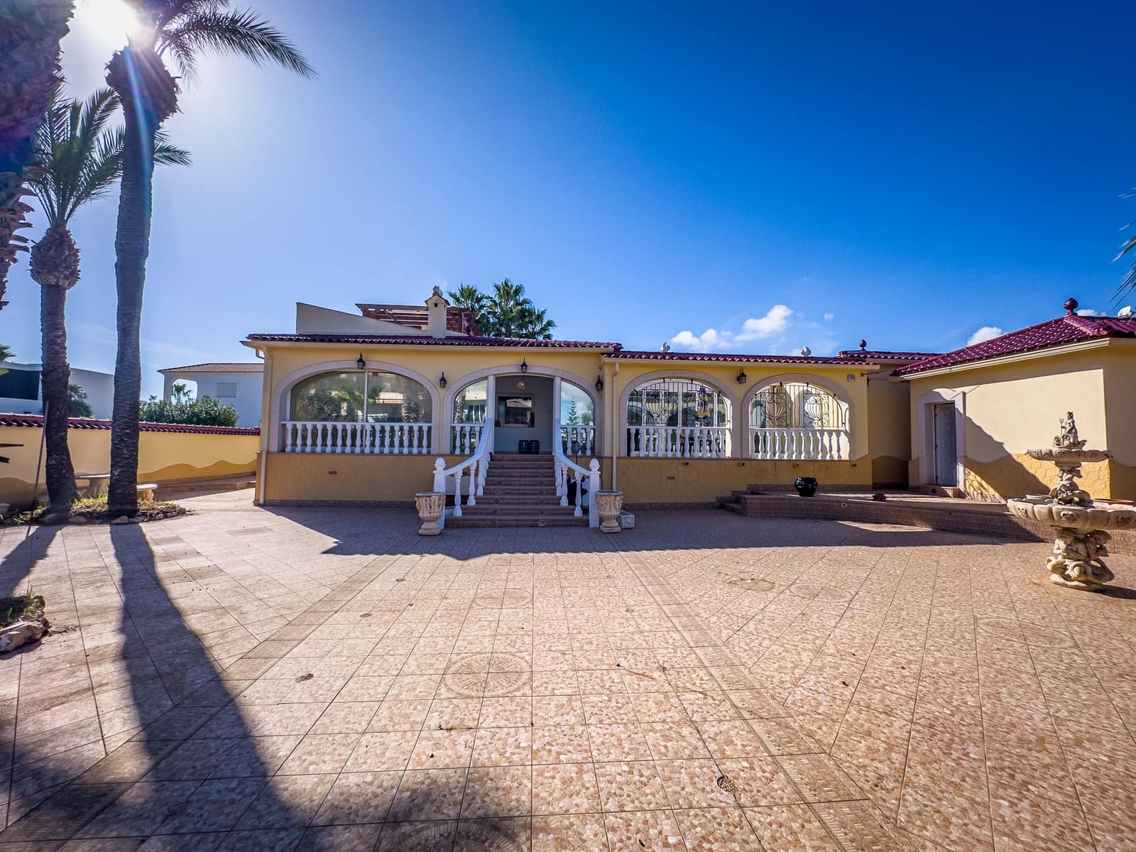 4 makuuhuone Huvila myytävänä paikassa Playa Flamenca mukana uima-altaan 
autotalli - 1 490 000 € (Ref: 9559685)