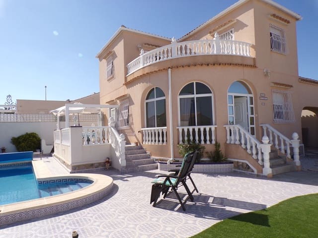 3 makuuhuone Huvila myytävänä paikassa Villamartin, Orihuela mukana uima-altaan 
autotalli - 399 000 € (Ref: 9566479)