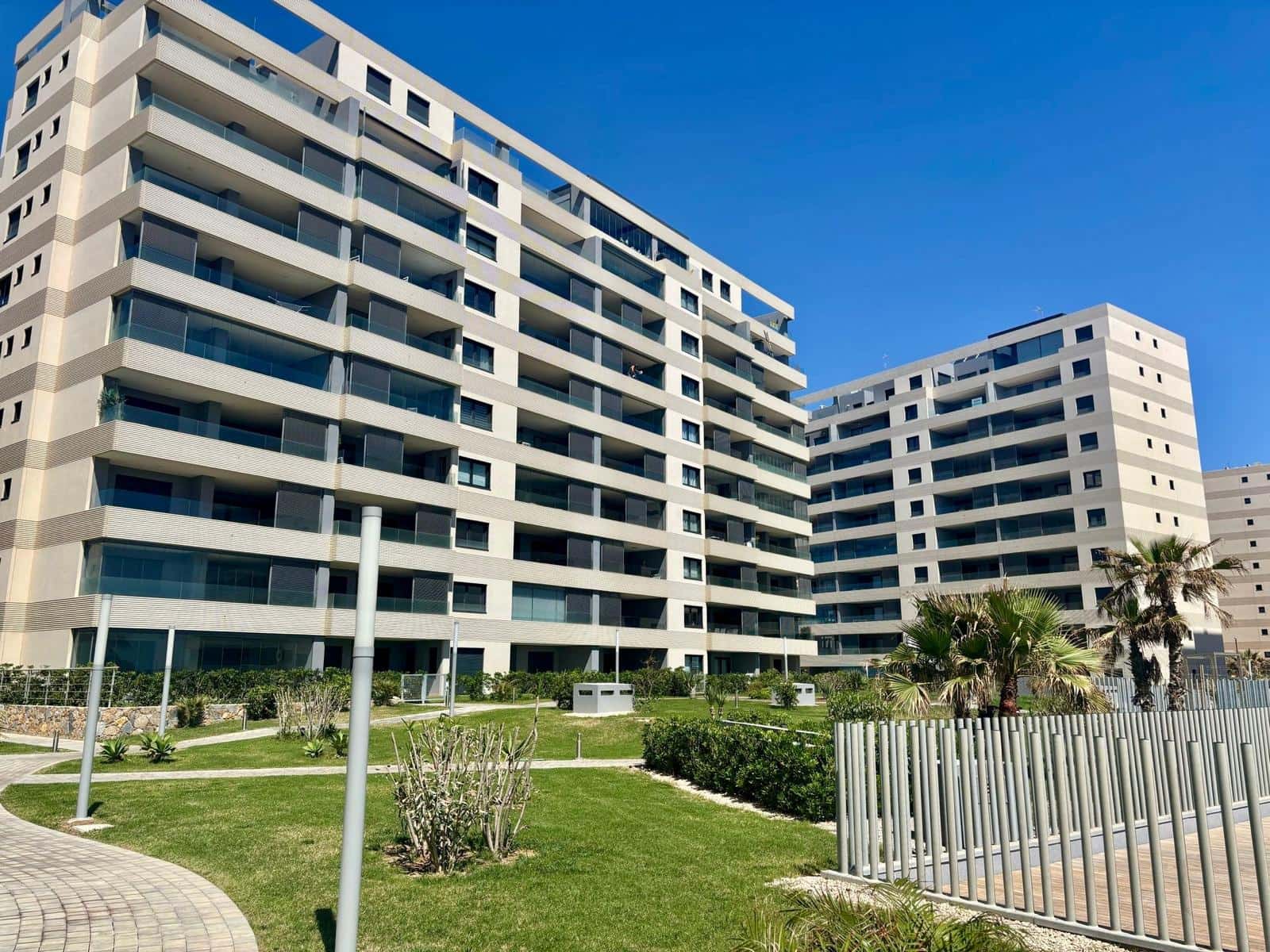 2 soverom Leilighet til salgs i Punta Prima med svømmebasseng garasje - € 435 000 (Ref: 9570122)