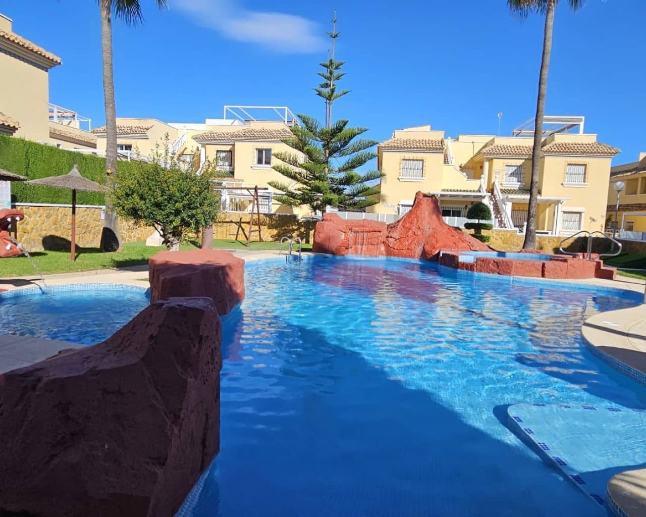 3 makuuhuone Omakotitalo myytävänä paikassa Los Dolses mukana uima-altaan 
autotalli - 259 900 € (Ref: 9606637)