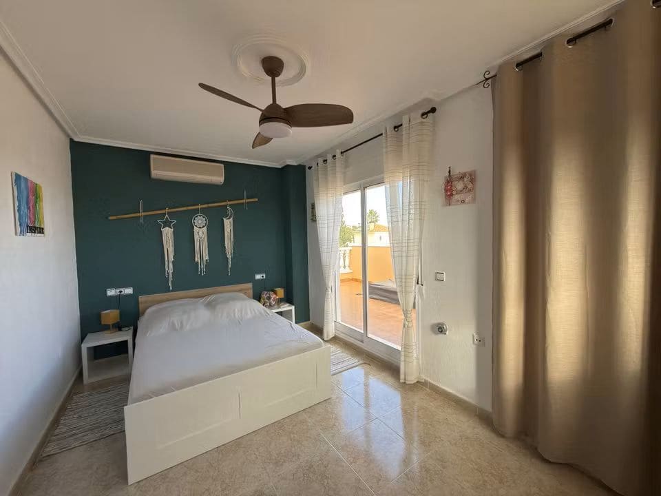 5 soveværelse Villa til salg i Villamartin med swimmingpool - € 399.000 (Ref: 9606638)