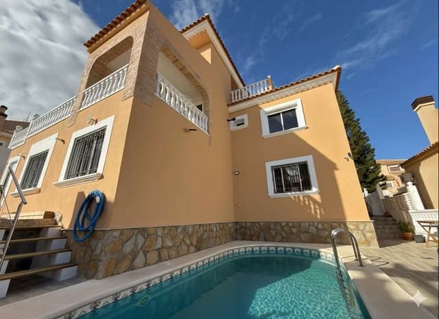 5 soveværelse Villa til salg i Villamartin, Orihuela med swimmingpool - € 399.000 (Ref: 9606638)