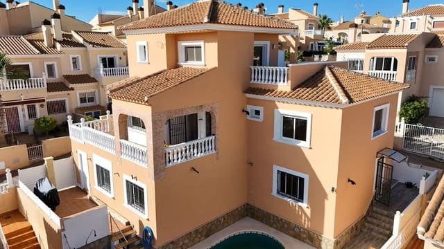 5 soveværelse Villa til salg i Villamartin, Orihuela med swimmingpool - € 399.000 (Ref: 9606638)