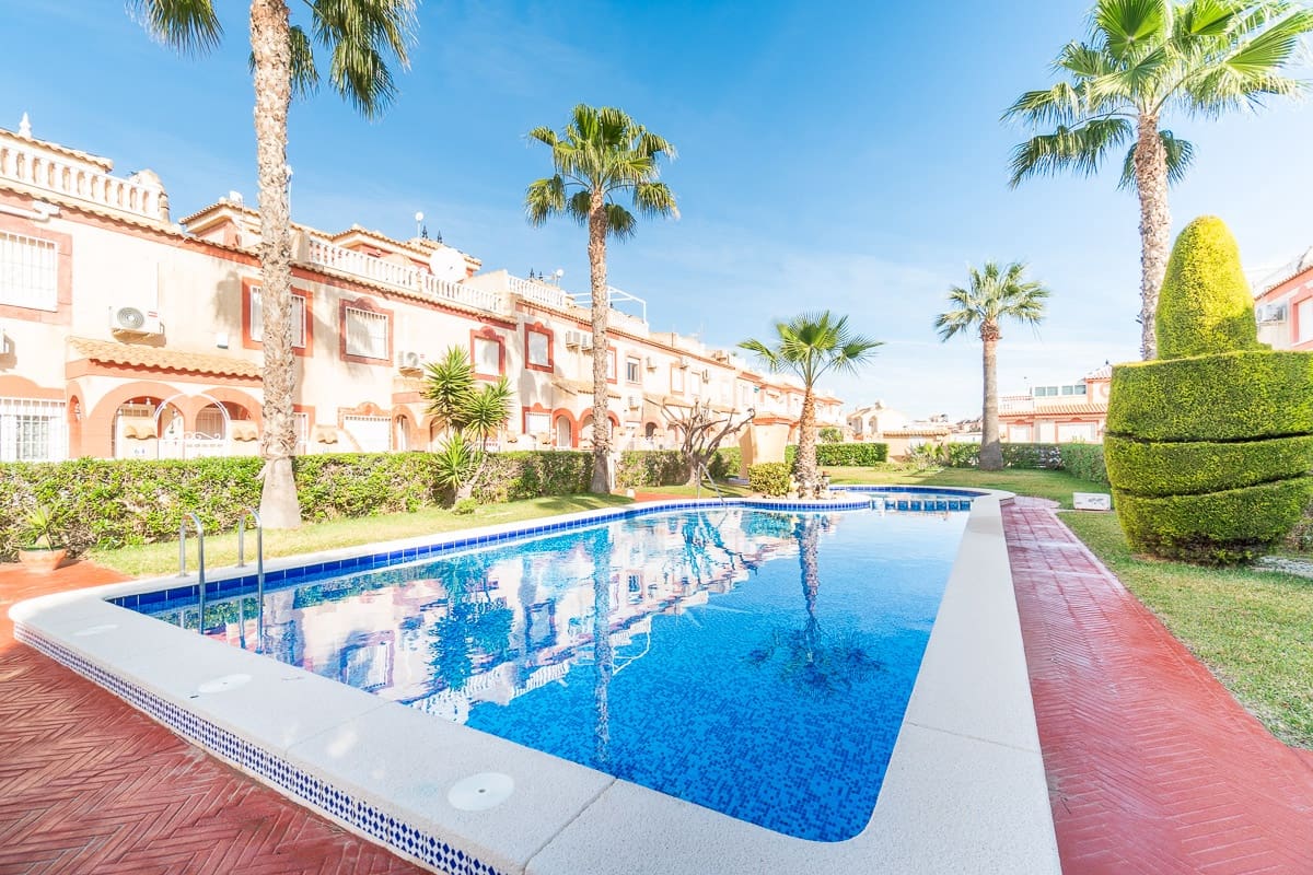 2 soveværelse Byhus til salg i Playa Flamenca med swimmingpool garage - € 195.000 (Ref: 9657078)