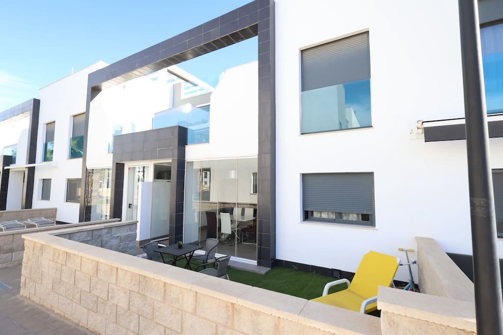 Apartamento de 2 habitaciones en La Zenia en venta con piscina garaje - 289.000 € (Ref: 9665700)