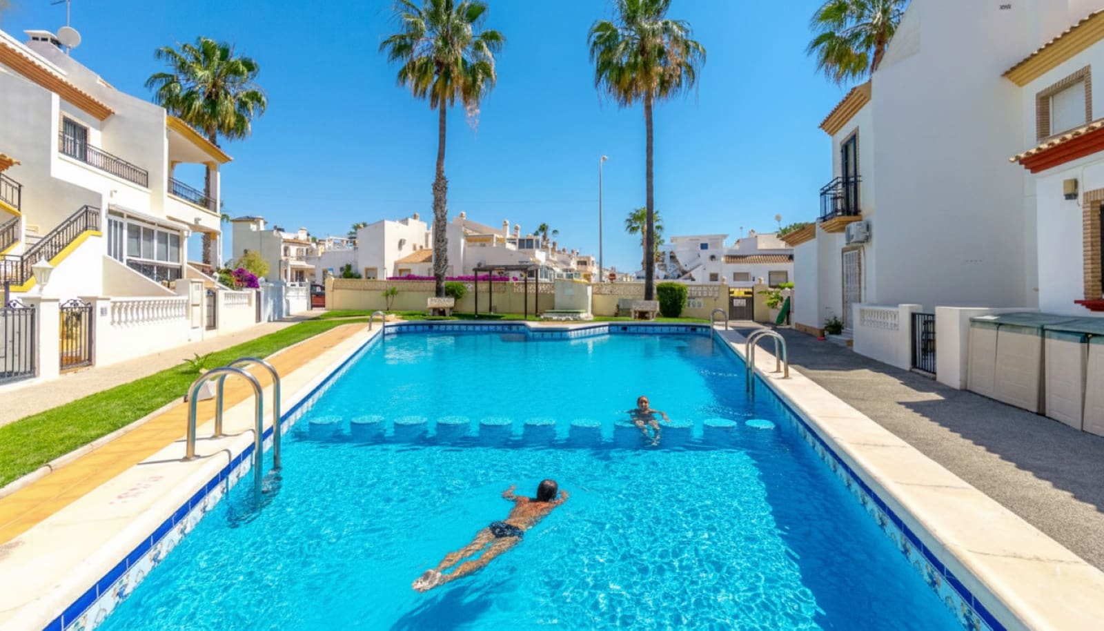 3 slaapkamer Villa te koop in Playa Flamenca met zwembad garage - € 365.000 (Ref: 9702449)