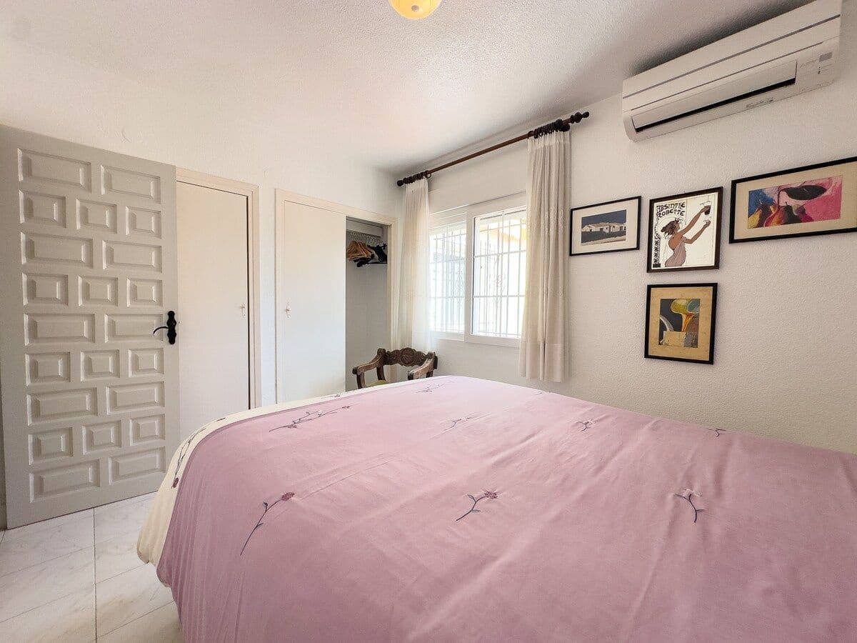 4 soveværelse Villa til salg i Playa Flamenca med swimmingpool garage - € 1.500.000 (Ref: 9703279)