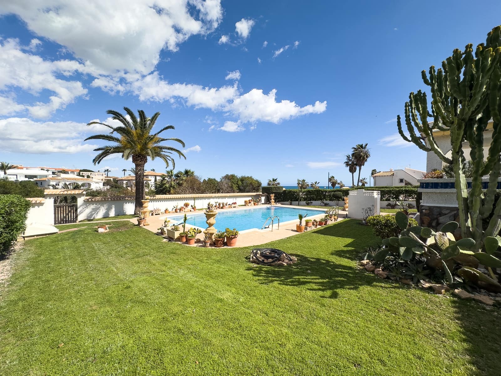4 soveværelse Villa til salg i Playa Flamenca med swimmingpool garage - € 1.500.000 (Ref: 9703279)