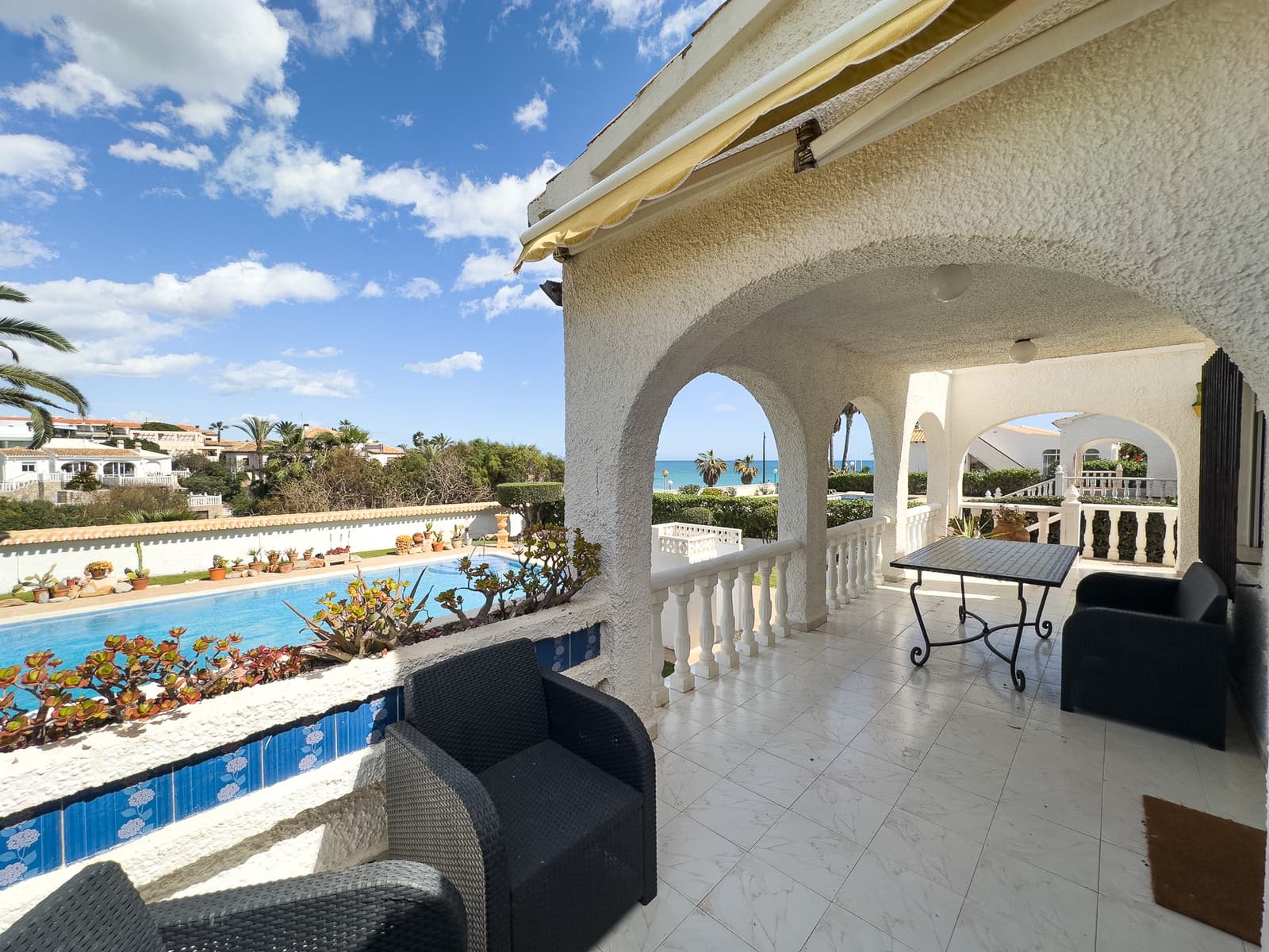 4 soveværelse Villa til salg i Playa Flamenca med swimmingpool garage - € 1.500.000 (Ref: 9703279)