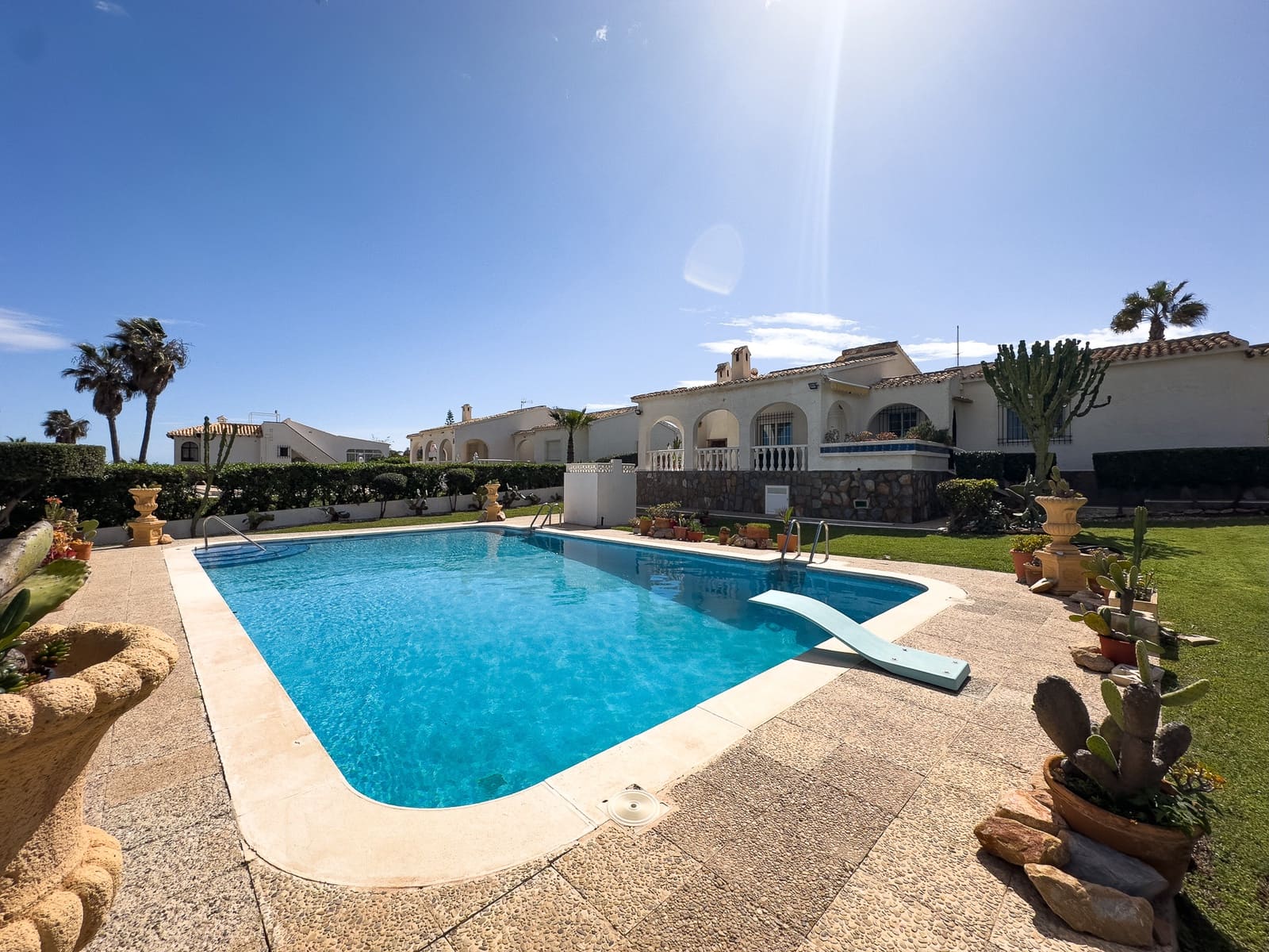 4 soveværelse Villa til salg i Playa Flamenca med swimmingpool garage - € 1.500.000 (Ref: 9703279)