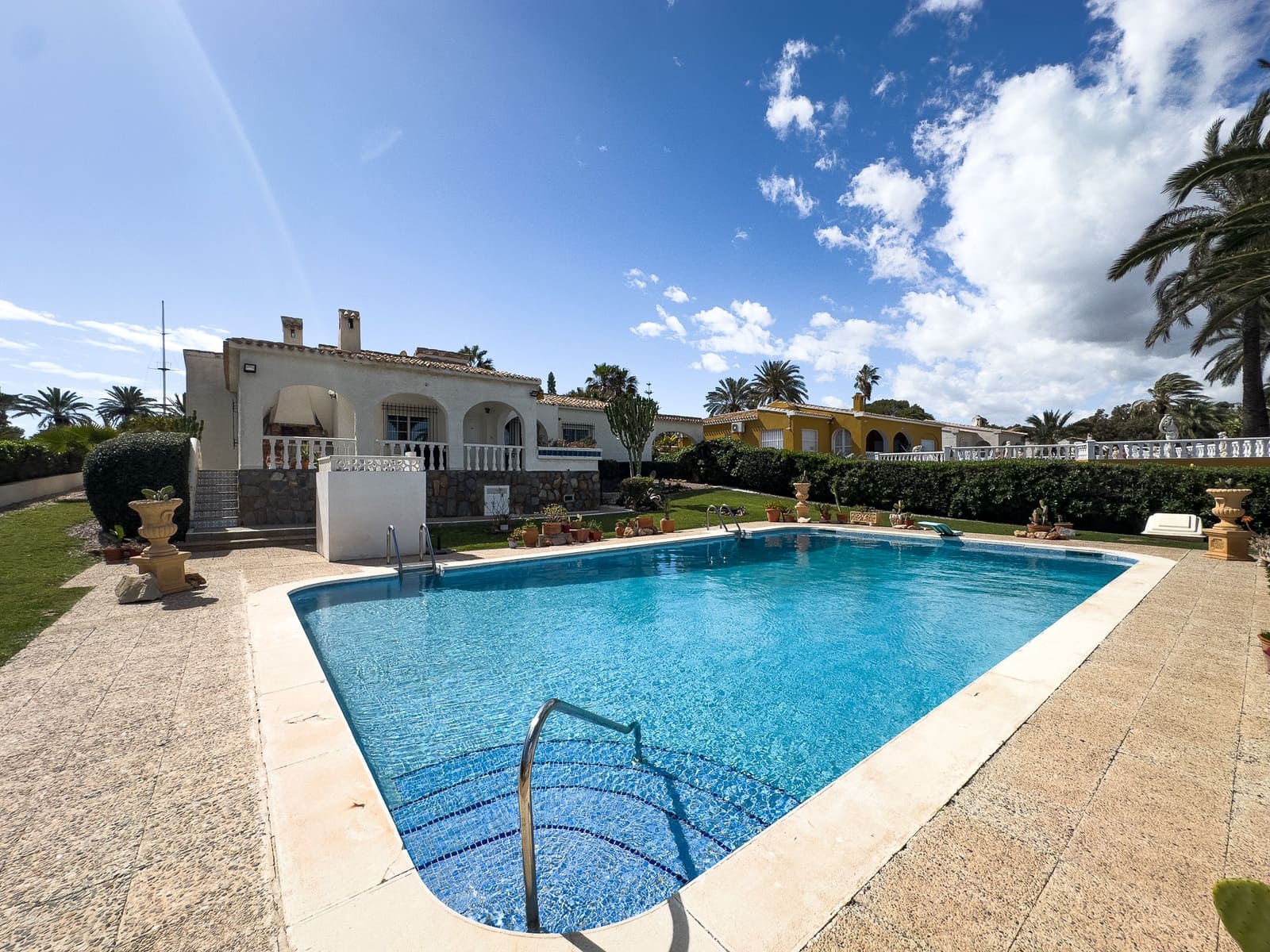 4 soveværelse Villa til salg i Playa Flamenca med swimmingpool garage - € 1.500.000 (Ref: 9703279)