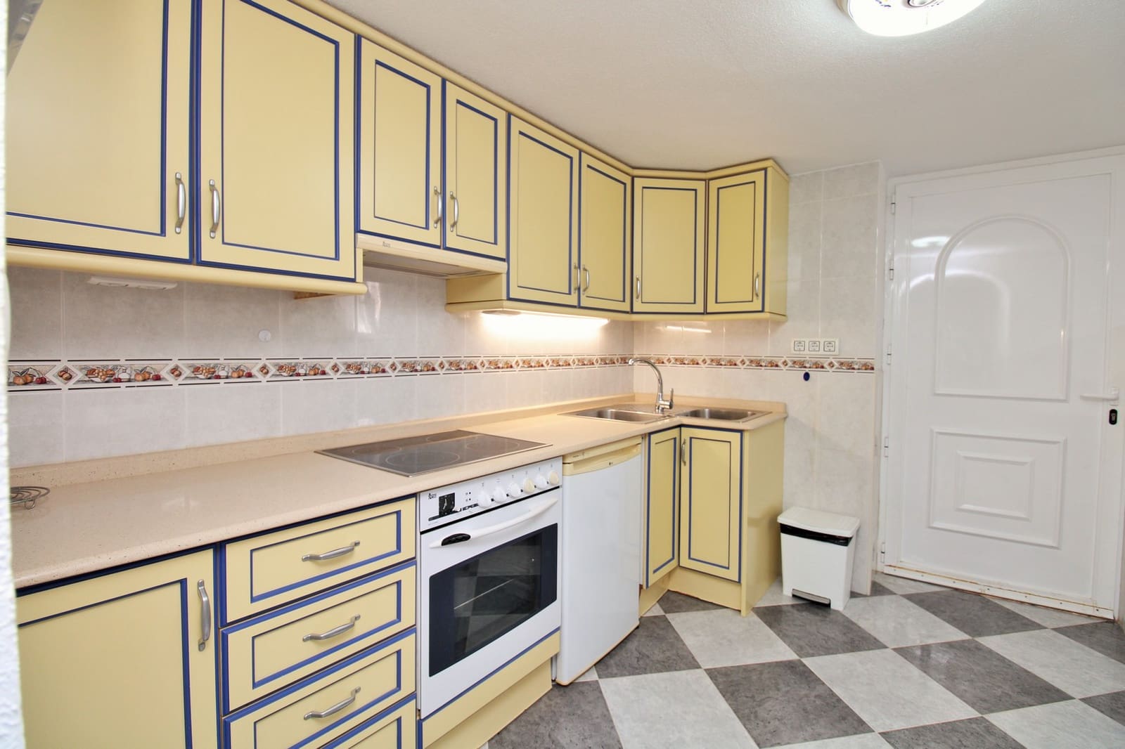 3 soveværelse Villa til salg i Villamartin med swimmingpool - € 499.000 (Ref: 9763279)