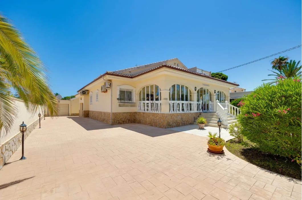 5 chambre Villa/Maison à vendre à Cabo Roig avec piscine garage - 1 100 000 € (Ref: 9769044)