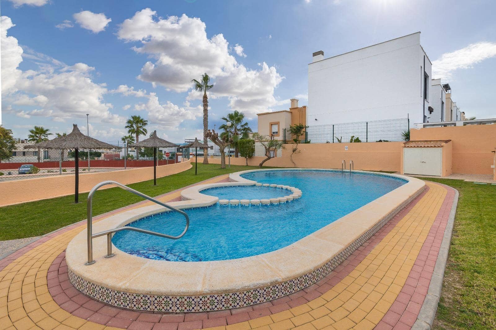 3 soveværelse Villa til salg i Villamartin med swimmingpool garage - € 359.900 (Ref: 9785132)