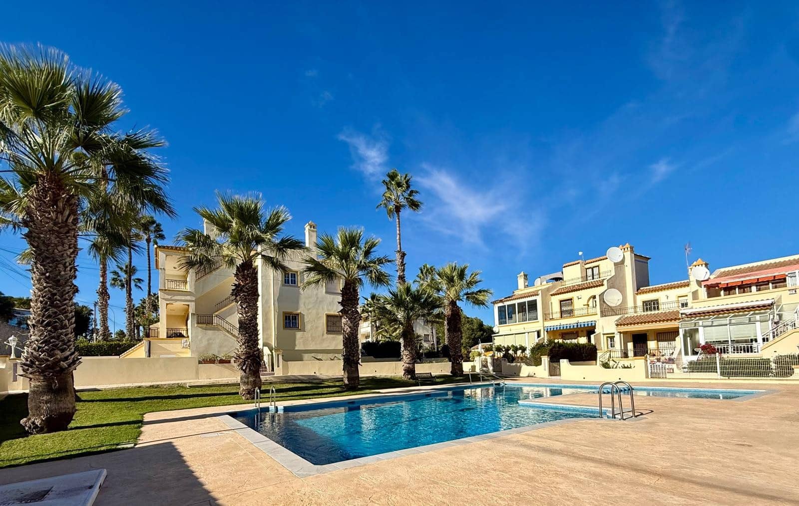 2 bedroom Townhouse for sale in Villamartin with pool - € 229,500 (Ref: 9807265)