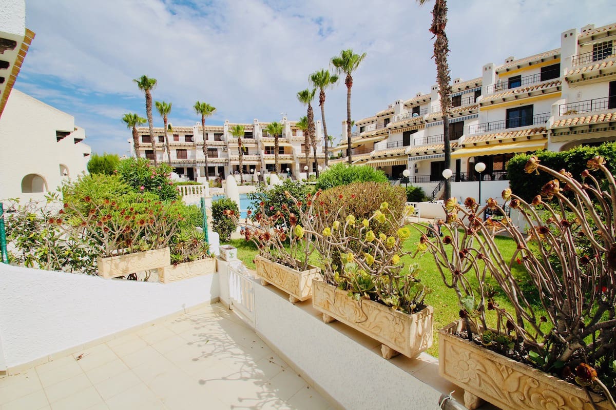 Casa de 4 habitaciones en Cabo Roig en venta con piscina - 390.000 € (Ref: 9807272)