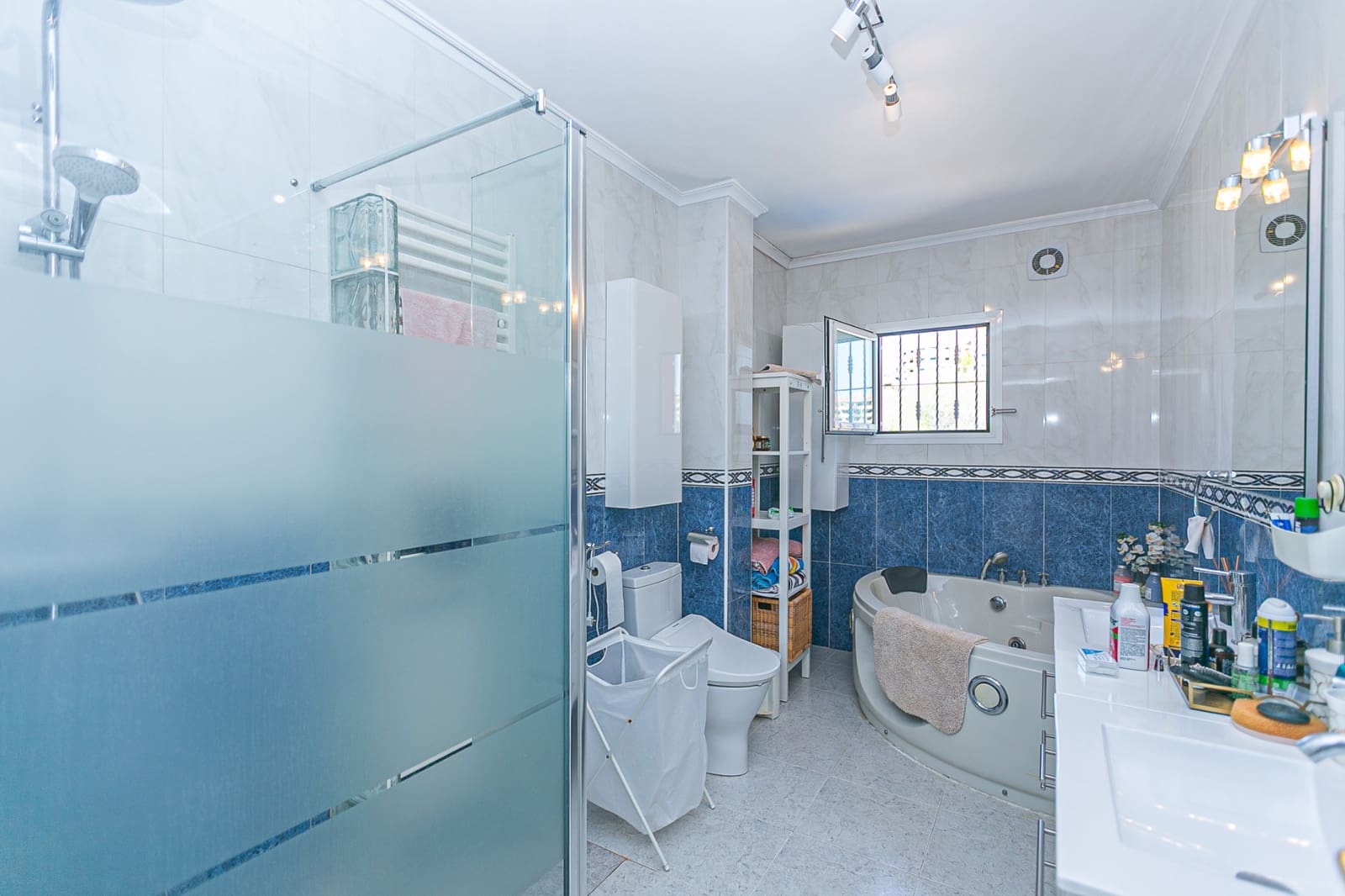 4 Zimmer Villa zu verkaufen in Campoamor mit Pool Garage - 800.000 € (Ref: 9816445)