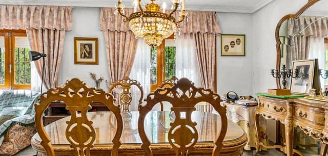 8 Zimmer Villa zu verkaufen in Los Balcones mit Pool Garage - 550.000 € (Ref: 9841969)