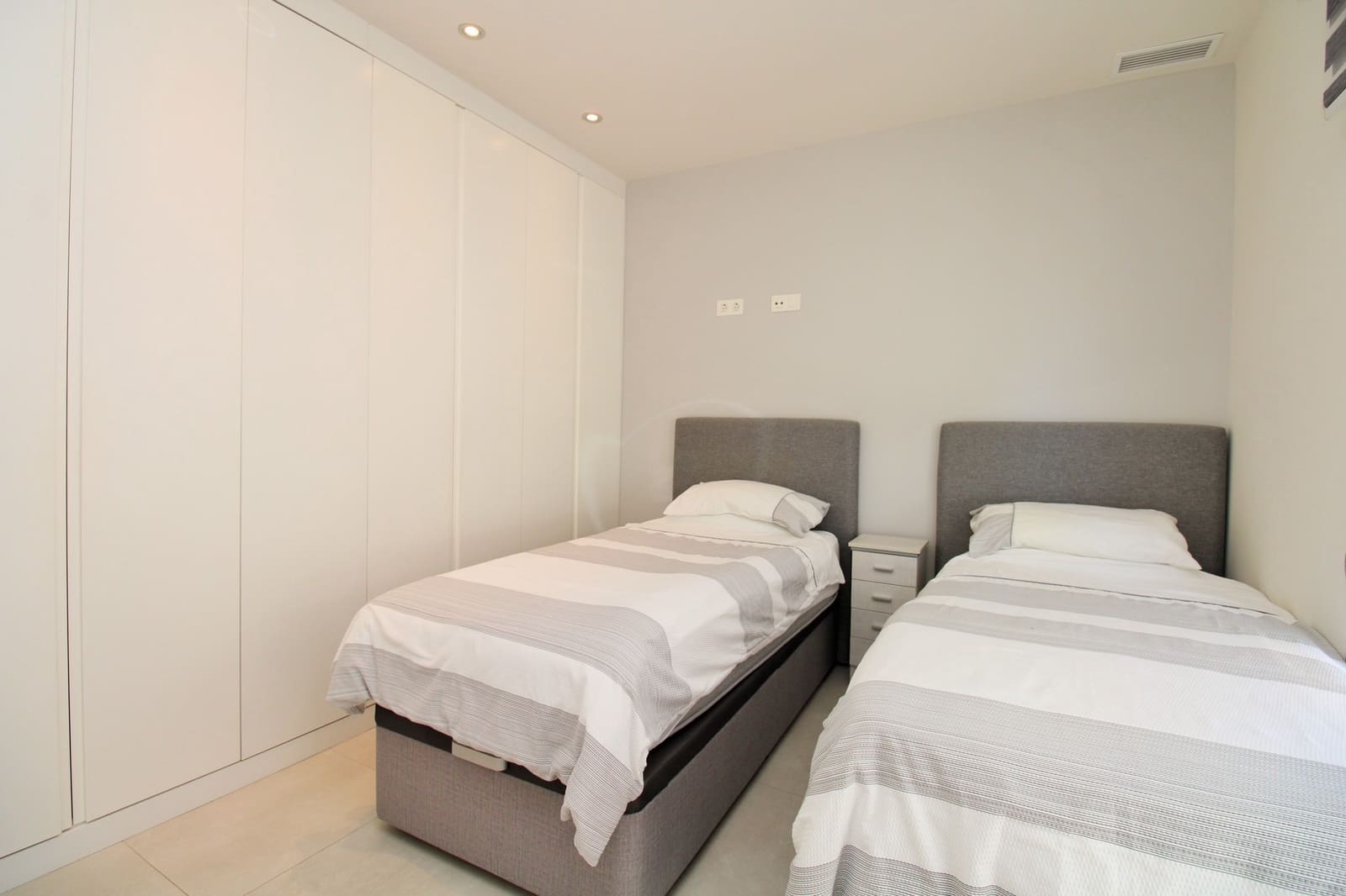 2 soveværelse Lejlighed til salg i Villamartin - € 249.999 (Ref: 9869697)