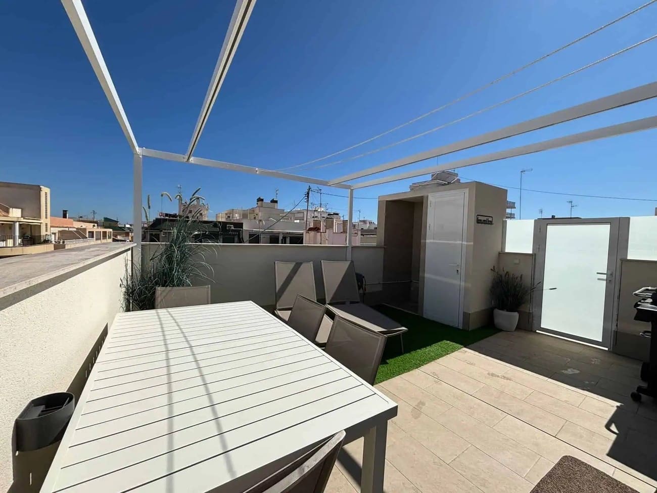 3 soveværelse Lejlighed til salg i Torrevieja med swimmingpool - € 399.000 (Ref: 9905216)