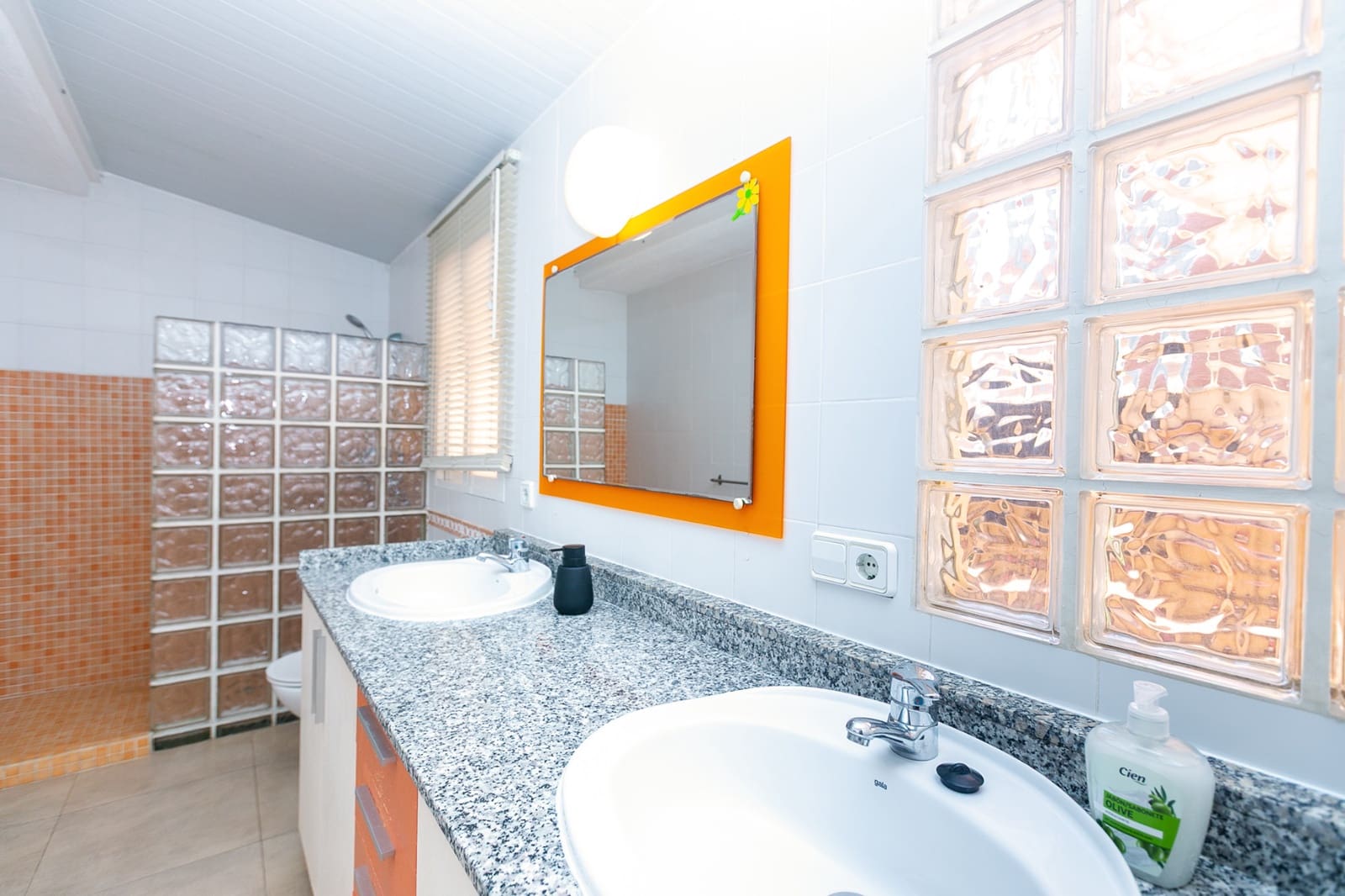 Chalet de 4 habitaciones en La Zenia en venta con piscina - 1.295.000 € (Ref: 9905217)
