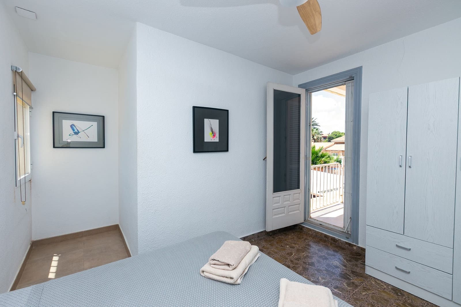 Chalet de 4 habitaciones en La Zenia en venta con piscina - 1.295.000 € (Ref: 9905217)