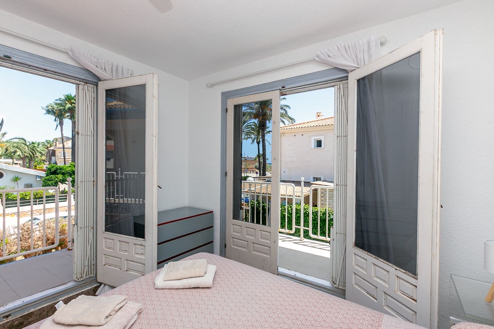Chalet de 4 habitaciones en La Zenia en venta con piscina - 1.295.000 € (Ref: 9905217)