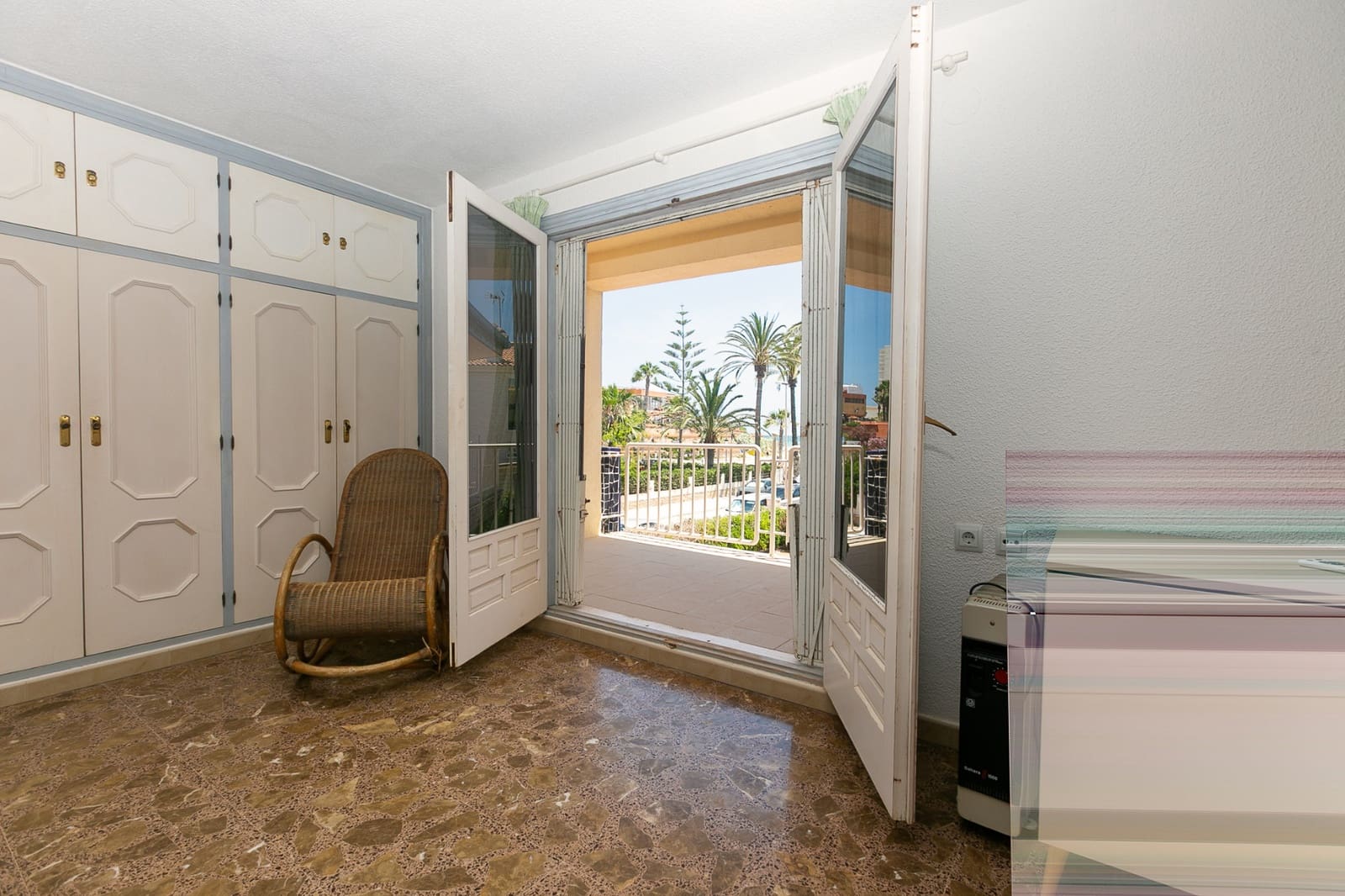 Chalet de 4 habitaciones en La Zenia en venta con piscina - 1.295.000 € (Ref: 9905217)